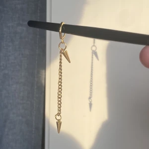 Örhängen - Nitar, Pärla - Två stycken jättefina helt oanvända örhängen i guld❣️79kr/ styck eller 119kr för båda! Notera att de inte säljs i par, alltså så är det ett örhänge av vardera! Kontakta vid frågor om storlek och intresse❣️