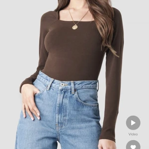 Tröja NA-KD - Brun bomullströja med fyrkantig urringning från NA-KD! I bra skick då den knappt är använd!