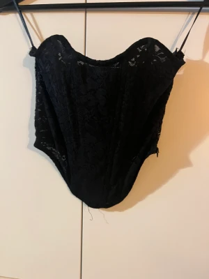 Topp  - Använd en gång. Storleken är Xs passar perfekt till fest. 