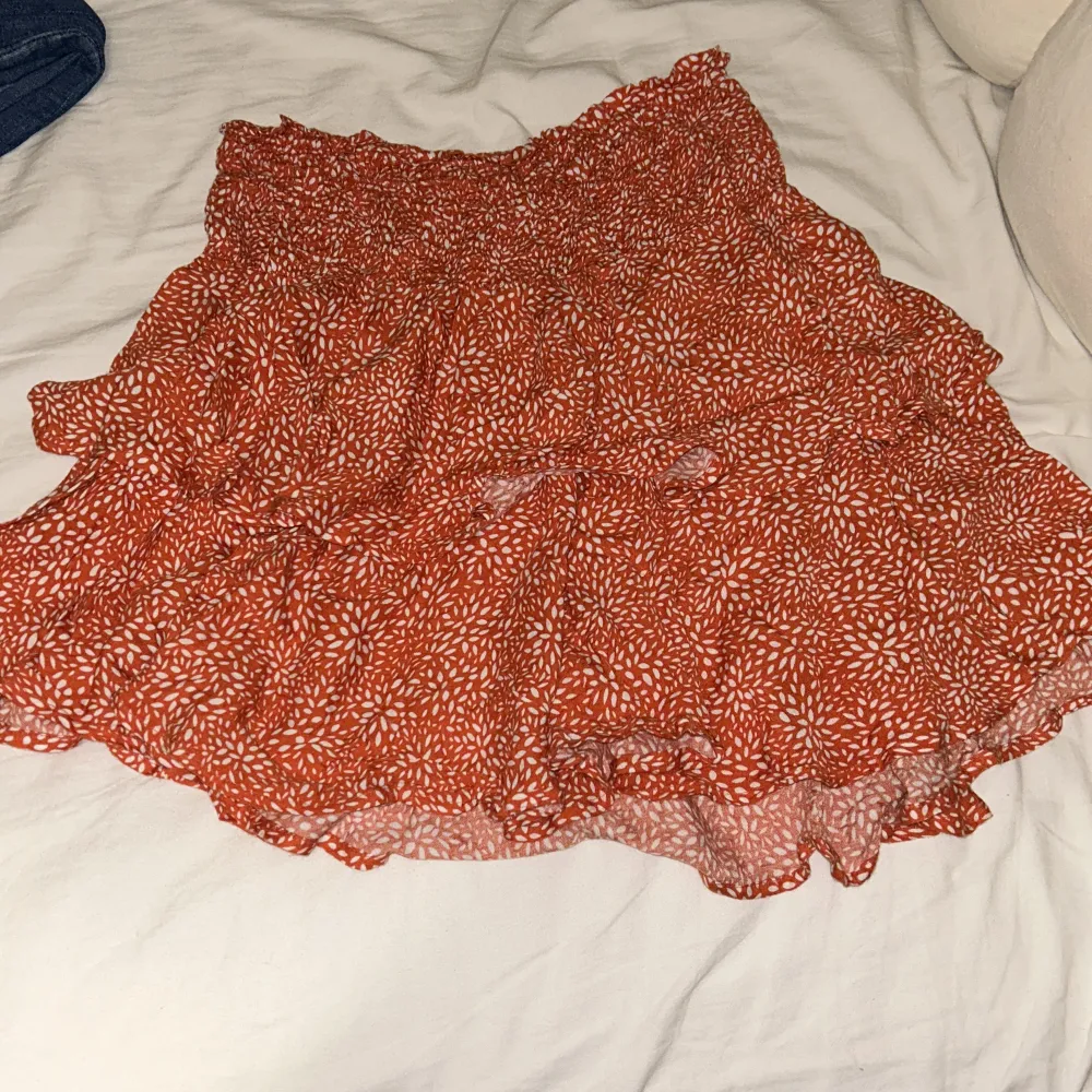 En fin rödaktig kjol som är köpt från Samsa tror jag det heter,älskar den och den är jätte töjbar så passar S . Kjolar.