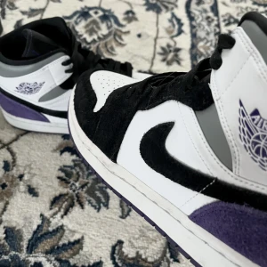 ÄKTA NIKE AIR JORDAN 1 RETRO MID COURT PUPLE  - ÄKTA NIKE AIR JORDAN 1 RETRO MID COURT PUPLE. Finns order bekräftelse. Skorna har använts max 10 gånger, annars legat i skokartongen som man även får med. Pris går att diskutera😁
