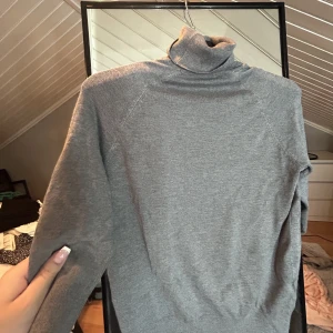 Stickad grå T-shirt  - Zara S Aldrig använd jättefin grå 