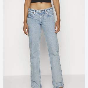 Blå jeans från Weekday, i modellen Arrow. Storlek W25 L30. Väldigt fint skick