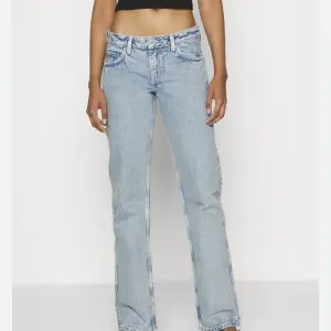 Blå jeans från Weekday, i modellen Arrow. Storlek W25 L30. Väldigt fint skick