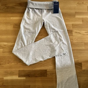 Brandy Melville Priscilla pants  - Säljer ett par oanvända ljusgrå brandy Melville Priscilla byxor storlek xs/s. Helt nya! 