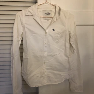 Skjorta Abercrombie & Fitch - En skjorta-dam från Abercrombie & Fitch. Storlek S men mer som en xs. Fint skick! Köparen står för frakten💘