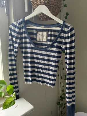 Blå randig tröja - Använd köp nu!💗