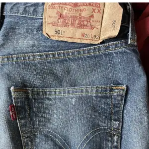 Levis 501, är den populäraste modellen på Levis jeans. Mid waisted och fin tvätt på jeansen. Köpa secondhand för 600kr. Skriv vid frågor🩷(laddade upp annonsen på nytt, därför någon bild är screenshot)
