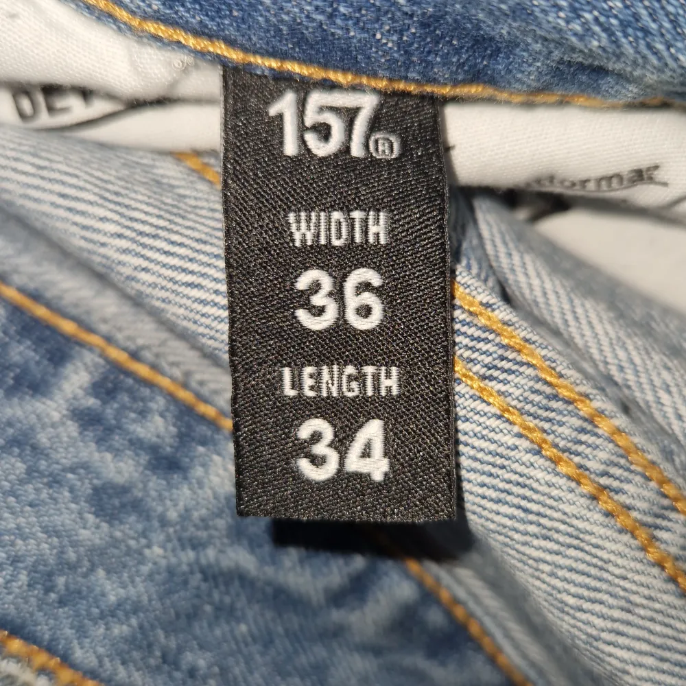 Blåa jeans som aldrig kommit till användning . Jeans & Byxor.