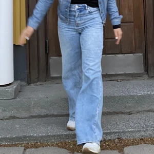 Jeans - Utåtsvängda jeans