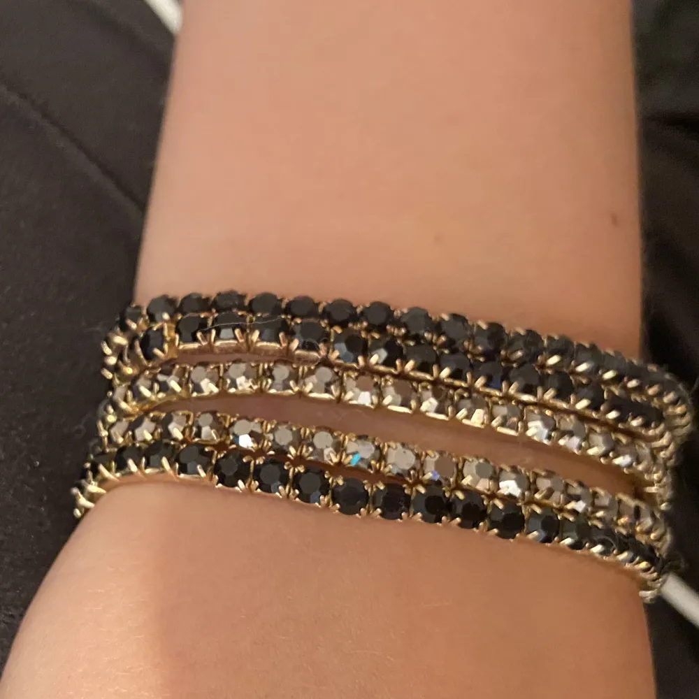 5 st guldarmband med två st armband med grå diamanter på och 3 st med svarta! Fint skick men används inte längre!. Accessoarer.