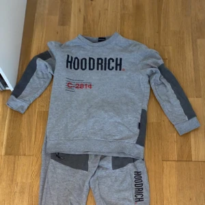 Hoodrich tracksuit  - Säljer en grå dress av hoodrich för bra pris som är strlk M men passar S