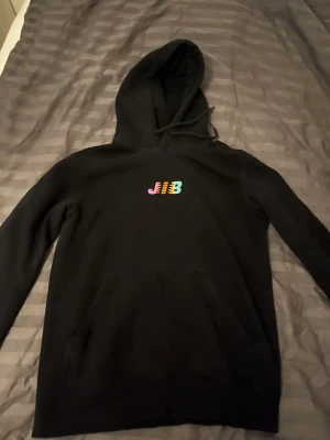 Svart Hoodie med Tryck  - Väldigt skön