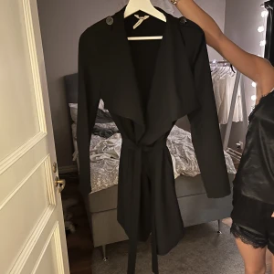 Söt kappa! - Super söt kappa!! Tunn och skön i materialet. Från object strl s💗