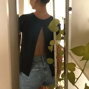 Öppenrygg T-shirt - En fin gammal T-shirt från Zara med öppen rygg🩷säljer då den inte kommer till användning men har bra skick!☺️