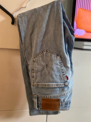 Levi’s jeans  - Hej säljer mina Levis jeans som är för små för mig, storleken på jeansen är w28 l32. Passformen är straight 