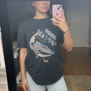 T-shirt med tryck - Stonewashed T-shirt med tryck. Tröjan är köpt på zalando 💙