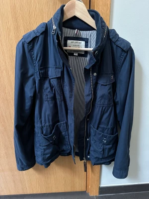 Bondelid jacka (vår/höst) - Vår/höst jacka från Bondelid i damstorlek S. Sparsamt använd och i fint skick. Kan justeras i midjan samt har tunn inrullad huva. 