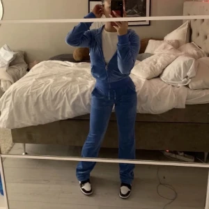 Juicy couture  - Blått juicy sett, tröjan i storlek S byxorna i storlek Xs. 1250kr för båda delarna 