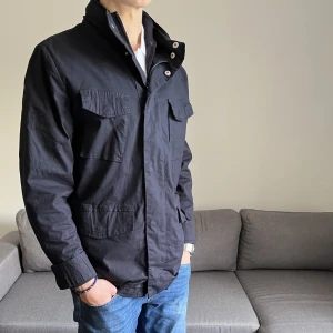 John Henric Höstjacka  - Säljer en riktigt stilig jacka som är perfekt till hösten. Jackan är knappt använd och är i så gott som nyskick. Storlek S men sitter något större. Hör av dig vid för frågor/bilder✌️  Jackan heter Field Jacket och säljs för 1499kr hos John Henric.