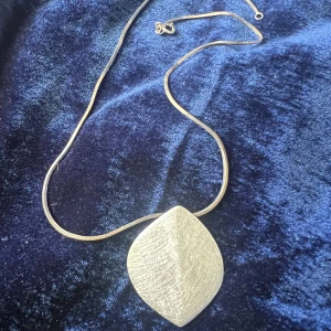 Silverhalsband - Äkta Silverhalsband i väldigt fin skick säljes. Pris kan diskuteras