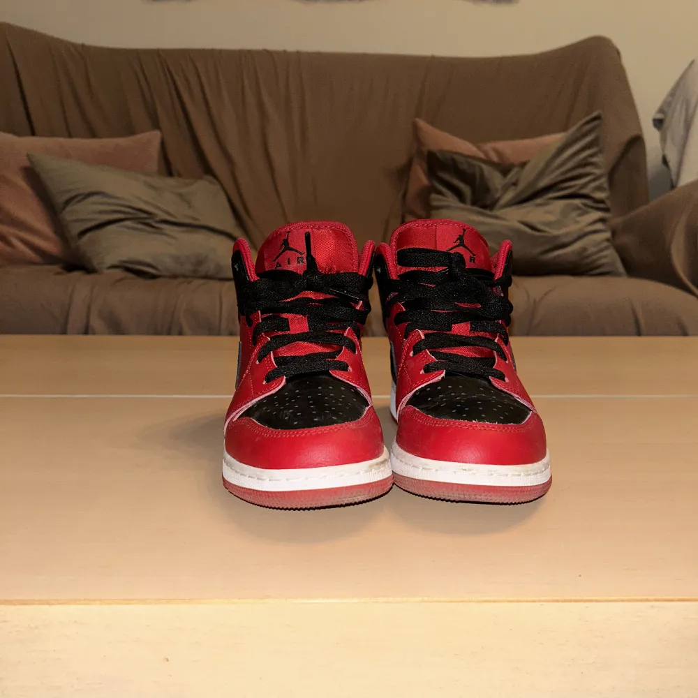 Säljer mina Air Jordan mid som jag köpte ganska nyligen för 1500kr,  men säljer de nu för 900kr. Jag tycker mycket om dem, men måste tyvärr sälja de då jag har upptäckt att de är för små för mig. Jag har endast använt de 4 gånger. De är i mycket bra skick. Skor.