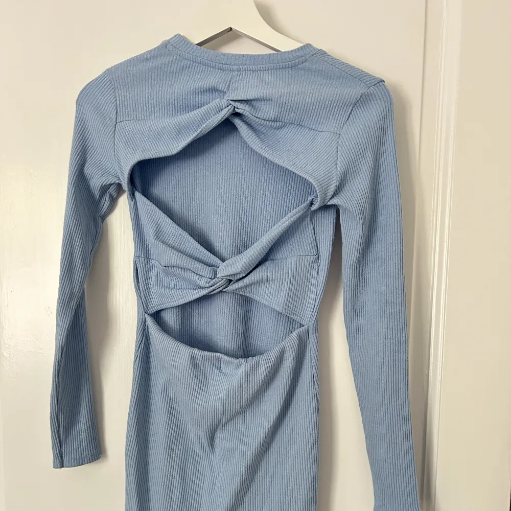 Super snygg ljusblå klänning med öppen rygg, storlek S💕. Klänningar.