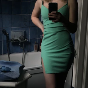 Grön klänning - Snygg grön klänning från Blue Blush. Klänningen är köpt på Goodwill Store i New York. Funkar för både storlek XS och S.💚