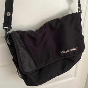 Messenger bag - Super fin väska som jag använt som datorväska! 6 fack totalt