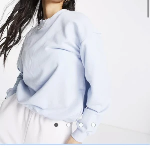 Ljusblå sweatshirt  - Hej! Säljer min ljusblåa sweatshirt från Monki i storlek S. Har knappt kommit till användning. Nypris är 275, jag säljer för 99kr+frakt💕💕