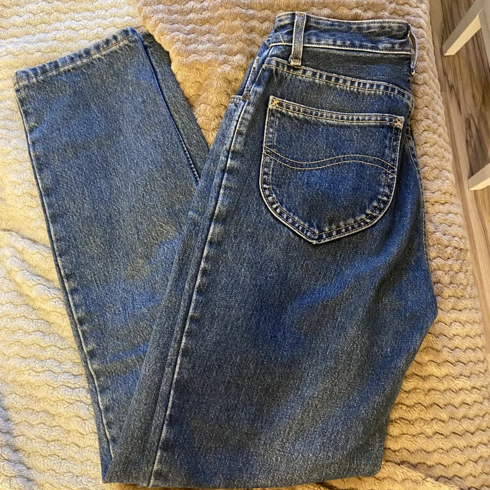 Mörk blå lee jeans med rak passform som passar till typ allt. Sitter super sjysst och är i jätte fint skick. Passar tyvärr inte mig längre. . Jeans & Byxor.
