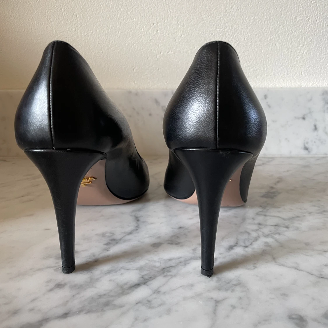 Klassiska tidlösa PRADA pumps - 91