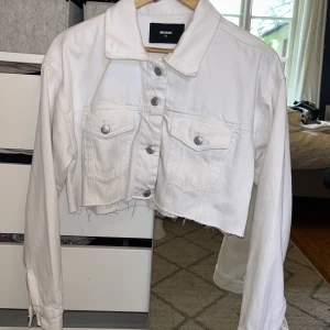 jeans jacka - croppad jeans jacka från bikbok