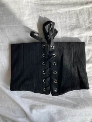 Corset  - Corset från SHEIN. Väldigt stretchigt som då passar XS-S-M och kanske L.