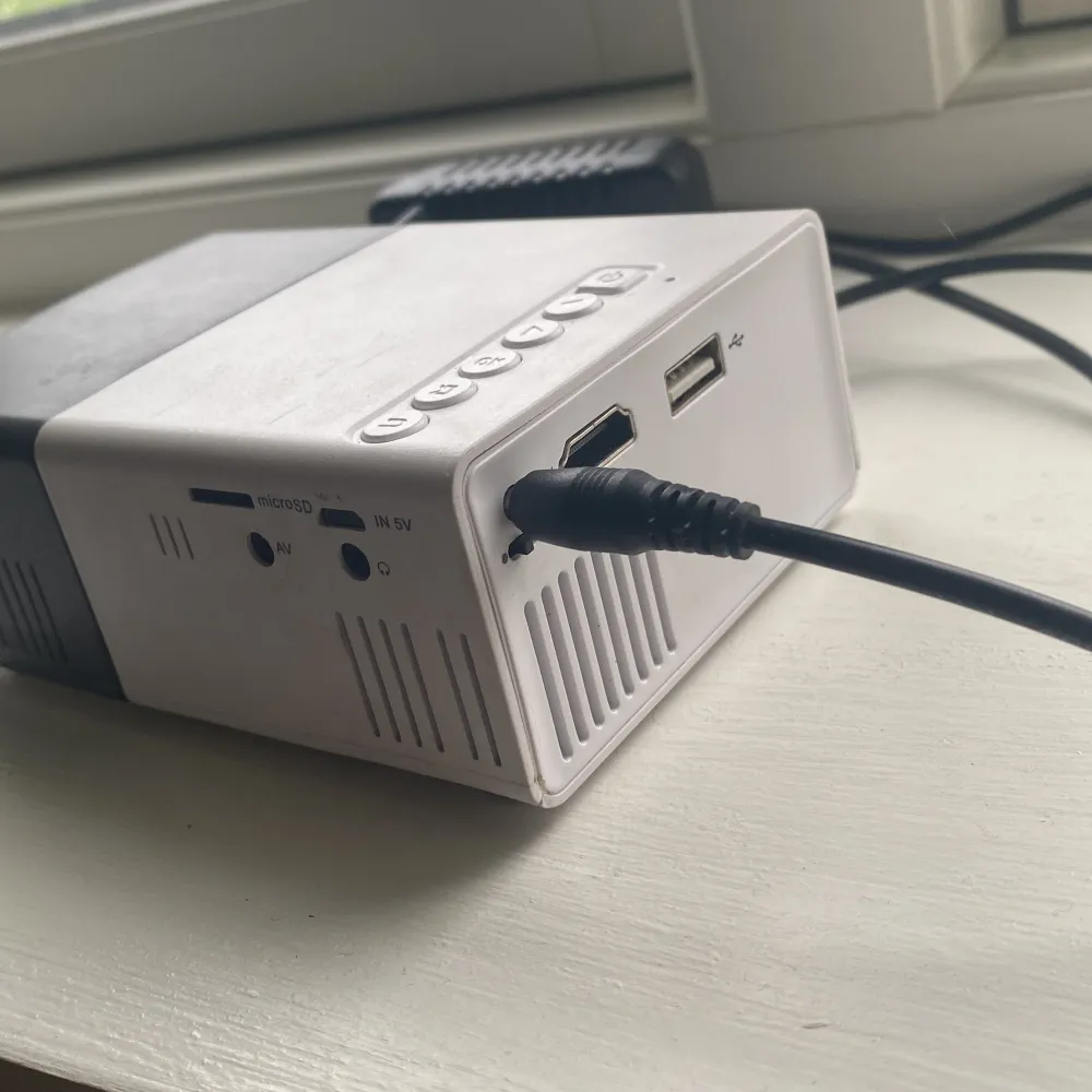 Köpte för 450 och säljer för 360, bra bild men sämre ljus så koppla upp en högtlare. Använt 2 gånger och funkar bra, inget internt batteri så funkar bara med 240v eller eluttags kabeln.. Muu.