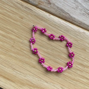 Hemmagjort armband  - Jag har pärlat detta armband själv. Tråden är stretchig 