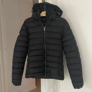 Superdry jacka - En riktigt fin jacka från superdry. Använd sparsamt förra vintern. Skicket är 10/10. 