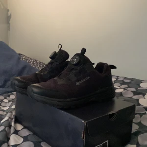  Svarta Gortex skor - Nästan helt oanvända gortex utomhus regn skor. Ny pris 1000kr