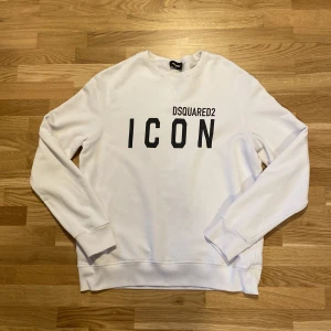 Dsquared2 sweatshirt  - Säljer en dsquared2 sweatshirt, Köpt på NK i Göteborg. Storleken är 16år och sitter som en S/M. Hör av dig vid frågor eller funderingar