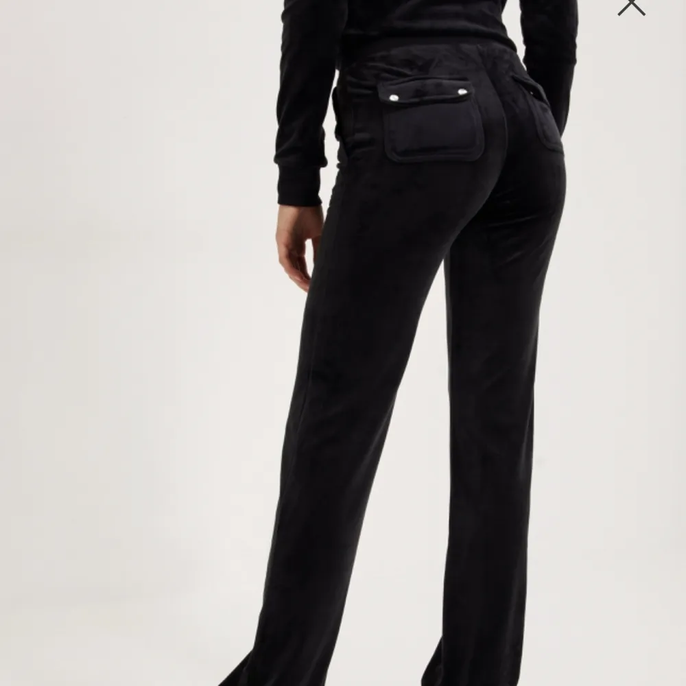 Svarta juicy couture i storlek S, sparsamt använda och i bra kvalitet! Säljer för att de är för stora. Jeans & Byxor.