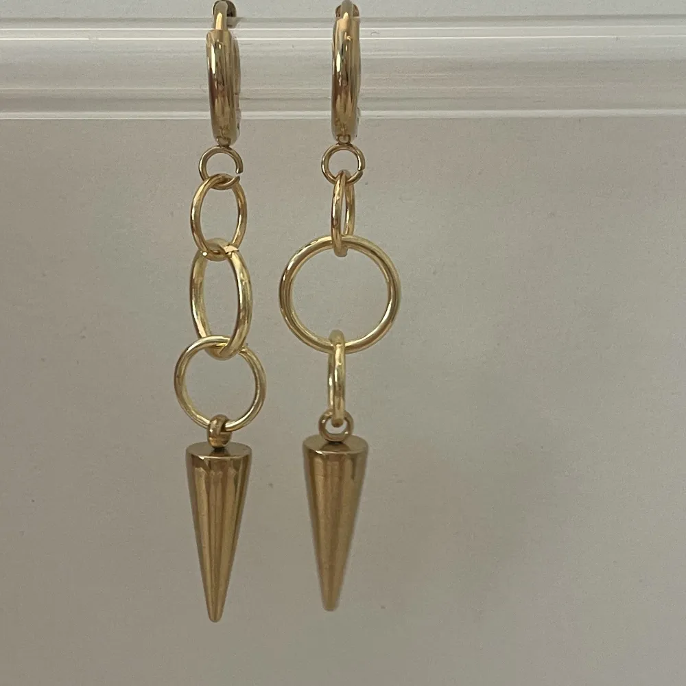 3 par Layerd hoop earrings guld, 1 par kostar 150kr men alla 3 för 300kr. Accessoarer.