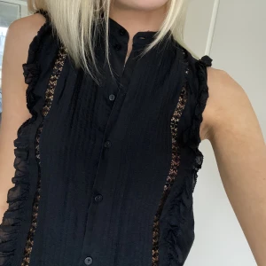 Topp  - Supersöt blus/topp, aldrig använd 