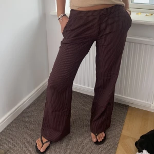 Bruna kostymbyxor  - Bruna lågmidjade kostymbyxor. Jag brukar ha storlek 29 eller 36 i byxor. Är ca 167 cm lång. 