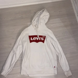 Vit levis hoodie - Säljer denna riktiga levis hoodie❤️