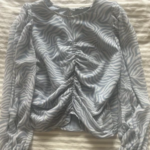 Blus  - Blus från Ginatricot. Ljusblå & vit. Storlek: 40