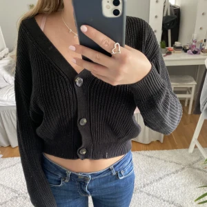 Kofta  - Svart ribbad kofta med knappar! 