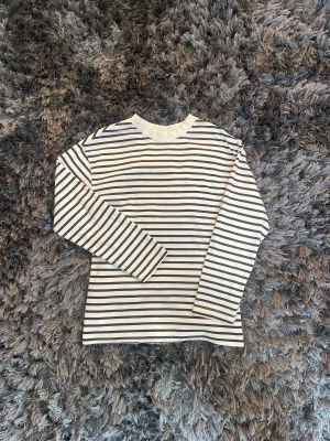 Randig Tröja - Fin randig långärmad från Gina Tricot! Stl XS men passar även större. Använd ett par gånger men fint skick.