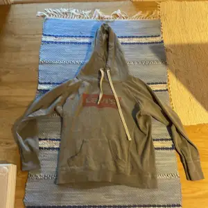 En grå Levis hoodie som är använd ett fåtal gånger 