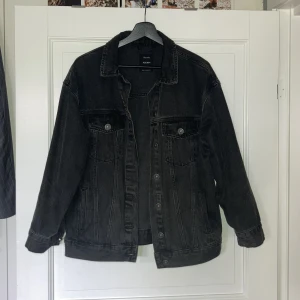 Svart baggy jeansjacka - Gråsvart oversized jeansjacka.