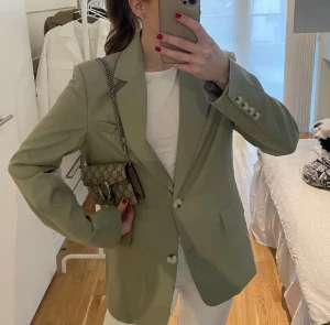 Grön kavaj - En superfin grön kavaj från Bershka i fint skick. Säljes för att den tyvärr inte kommer till användning. 